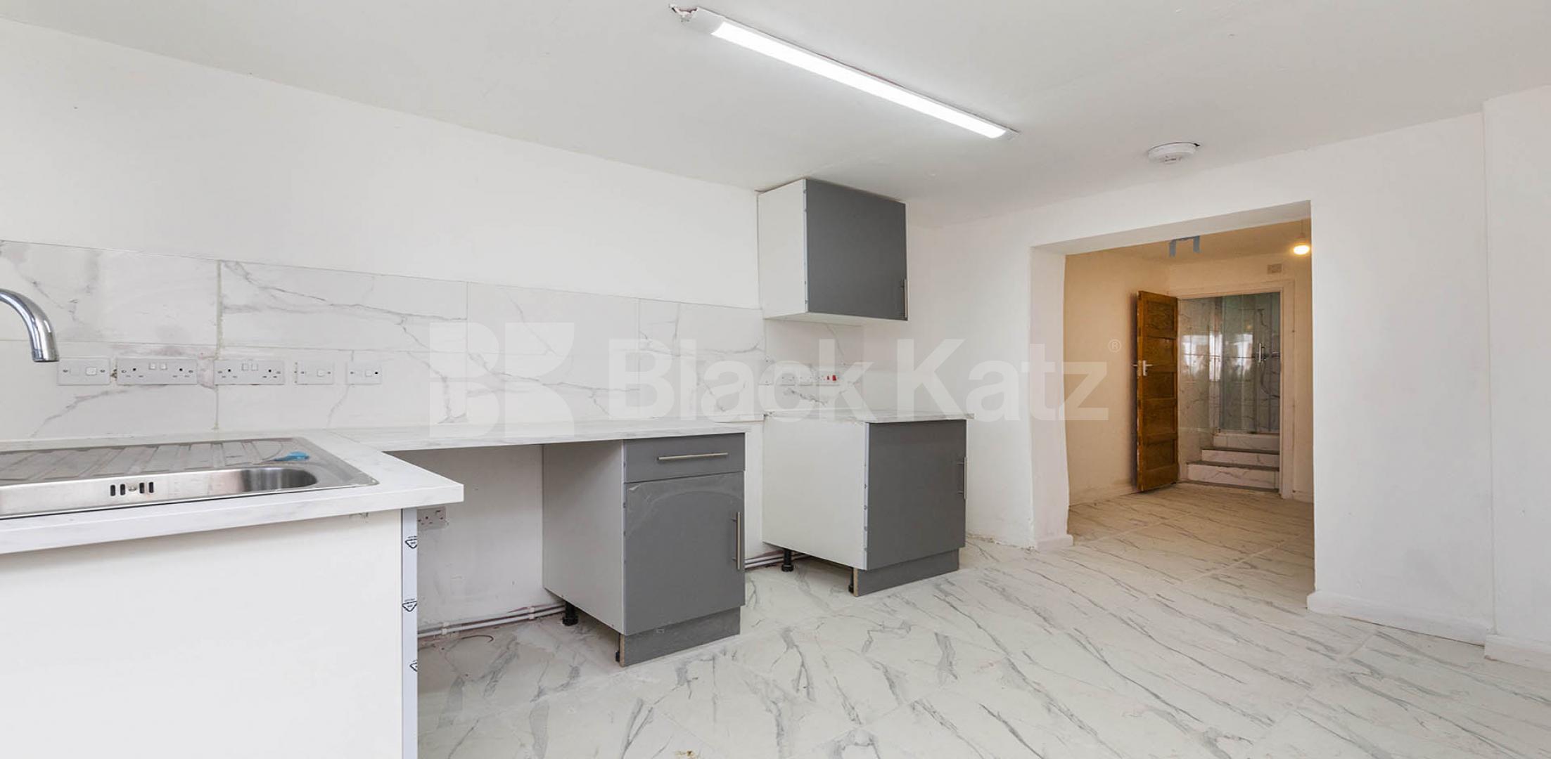 Spacious 3/4 bedrroom house with 4 shower rooms and access to a private garden Antill Road , Seven Sisters